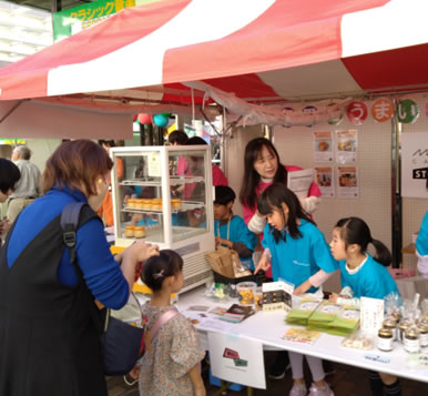 子ども店員の特設ショップ